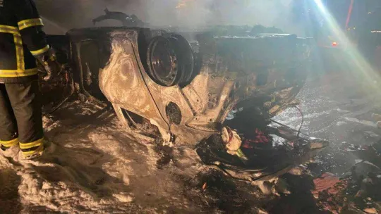 Bariyerlere çarpıp takla atan otomobil alev topuna döndü