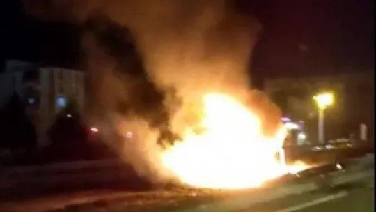 Bariyerlere çarpıp takla atan otomobil alev topuna döndü