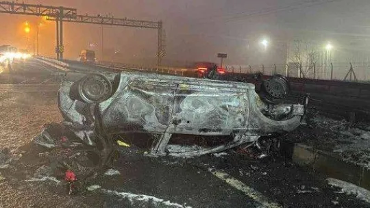 Bariyerlere çarpıp takla atan otomobil alev topuna döndü