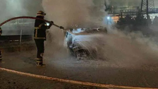 Bariyerlere çarpıp takla atan otomobil alev topuna döndü