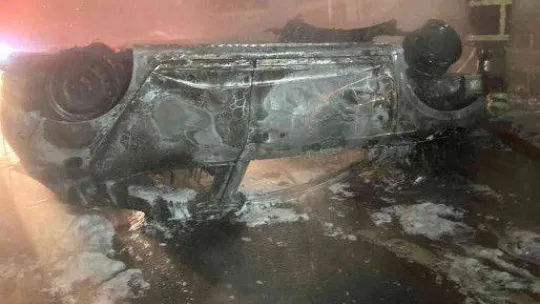 Bariyerlere çarpıp takla atan otomobil alev topuna döndü