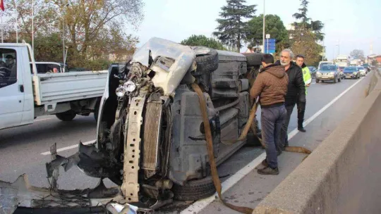 Bariyerlere çarpıp yan yatan otomobil hurdaya döndü
