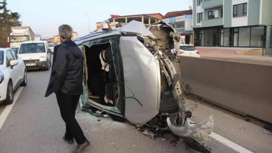 Bariyerlere çarpıp yan yatan otomobil hurdaya döndü