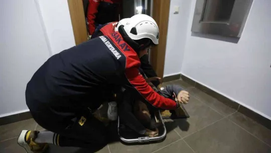 Başakşehir'de 'Çök-Kapan-Tutun' tatbikatı gerçeği aratmadı