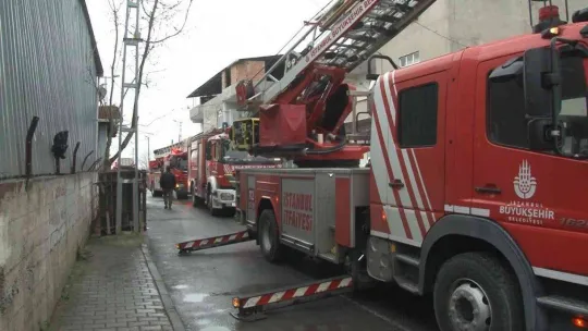 Başakşehir'de 2 katlı binanın çatısında korkutan yangın
