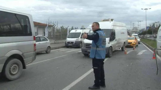 Başakşehir'de 2 ticari aracın karıştığı kazada, 2 kişi yaralandı