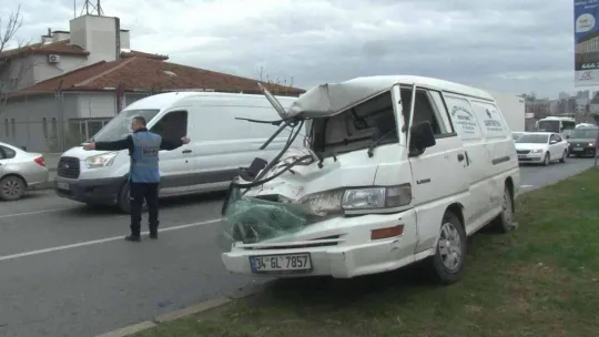 Başakşehir'de 2 ticari aracın karıştığı kazada, 2 kişi yaralandı