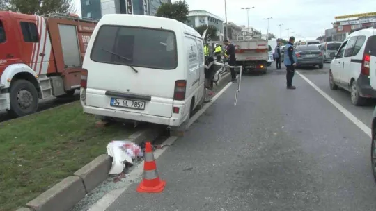 Başakşehir'de 2 ticari aracın karıştığı kazada, 2 kişi yaralandı