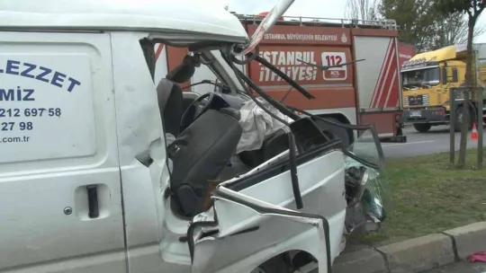 Başakşehir'de 2 ticari aracın karıştığı kazada, 2 kişi yaralandı