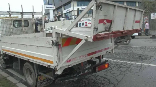 Başakşehir'de 2 ticari aracın karıştığı kazada, 2 kişi yaralandı