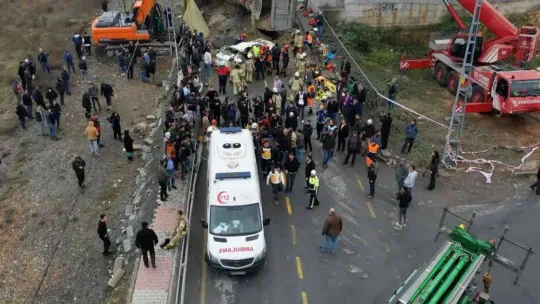 Başakşehir'de feci kaza hafriyat kamyonu otomobilin üzerine devrildi