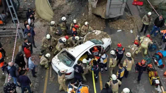 Başakşehir'de feci kaza hafriyat kamyonu otomobilin üzerine devrildi