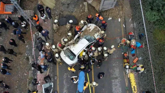 Başakşehir'de feci kaza hafriyat kamyonu otomobilin üzerine devrildi