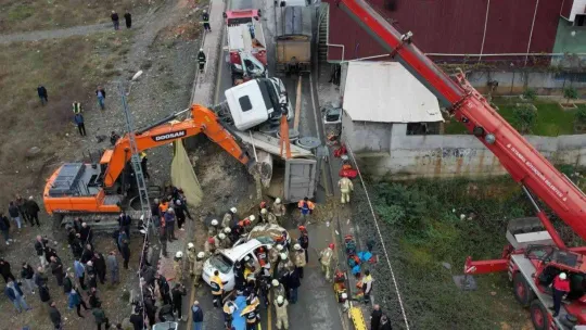 Başakşehir'de feci kaza hafriyat kamyonu otomobilin üzerine devrildi
