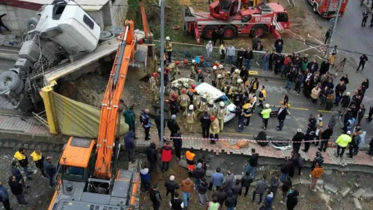 Başakşehir'de feci kaza hafriyat kamyonu otomobilin üzerine devrildi