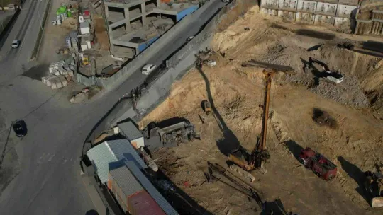 Başakşehir'de hafriyat kamyonu şantiye alanına uçtu