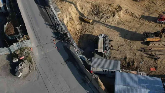 Başakşehir'de hafriyat kamyonu şantiye alanına uçtu