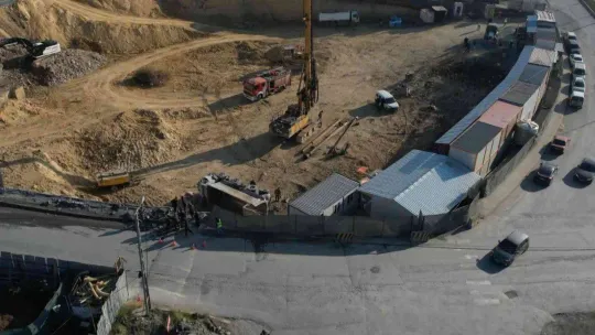 Başakşehir'de hafriyat kamyonu şantiye alanına uçtu