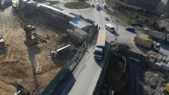 Başakşehir'de hafriyat kamyonu şantiye alanına uçtu