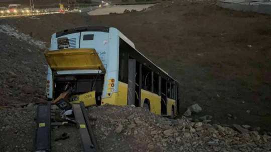 Başakşehir'de İETT otobüsü şarampole uçtu