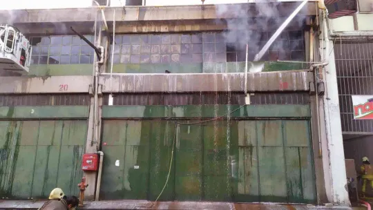 Başakşehir'deki iş yerinde yangın paniği