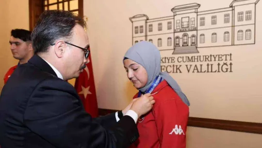 Başarılı sporculara hediye takdimi