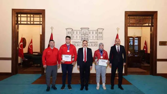 Başarılı sporculara hediye takdimi