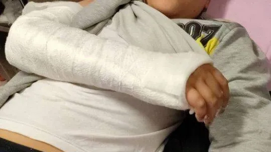 Başıboş köpeğin saldırısına uğrayan 12 yaşındaki çocuk ölümden döndü