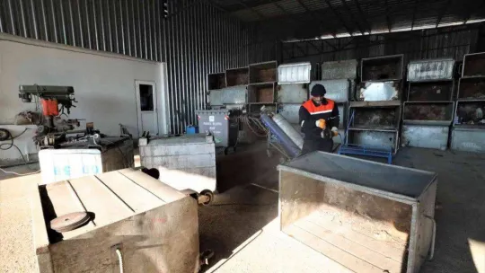 Başiskele'de atık tekstil kumbaraları yenileniyor