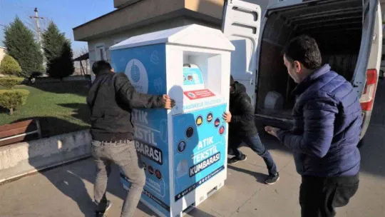 Başiskele'de atık tekstil kumbaraları yenileniyor