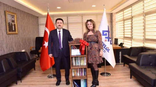 Başkan Avcı'dan çekilişle kütüphane hediyesi