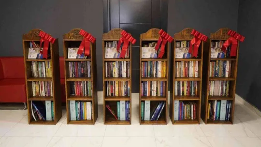 Başkan Avcı'dan çekilişle kütüphane hediyesi