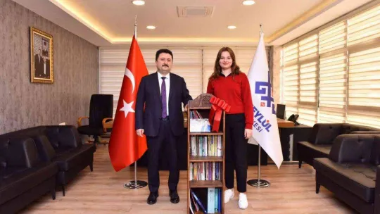 Başkan Avcı'dan çekilişle kütüphane hediyesi