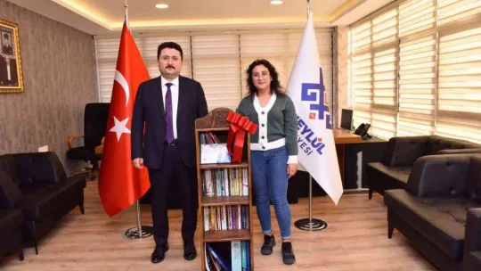 Başkan Avcı'dan çekilişle kütüphane hediyesi