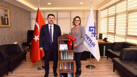 Başkan Avcı'dan çekilişle kütüphane hediyesi