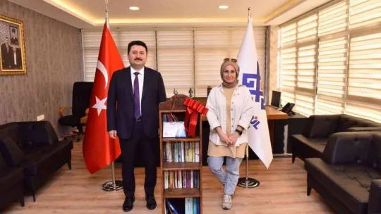 Başkan Avcı'dan çekilişle kütüphane hediyesi