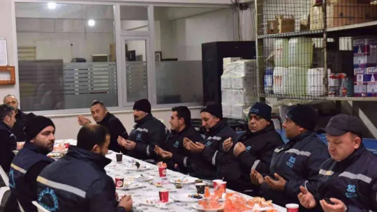 Başkan Avcı personelinin yanında