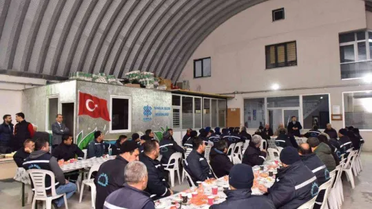 Başkan Avcı personelinin yanında