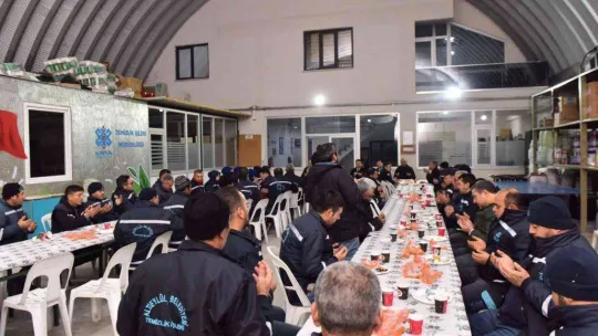 Başkan Avcı personelinin yanında