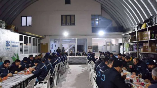 Başkan Avcı personelinin yanında