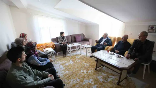 Başkan Aygün, Derince'ye gelen depremzedeleri yalnız bırakmadı