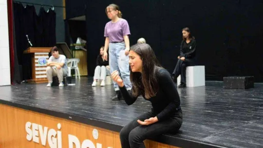 Başkan Bakkalcıoğlu Gençlik Tiyatrosu'nun çalışmalarına katıldı