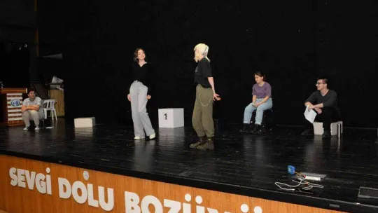 Başkan Bakkalcıoğlu Gençlik Tiyatrosu'nun çalışmalarına katıldı