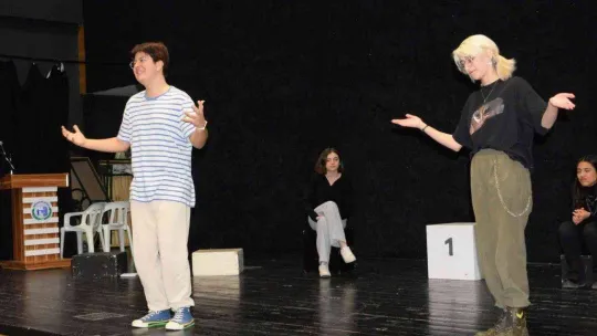 Başkan Bakkalcıoğlu Gençlik Tiyatrosu'nun çalışmalarına katıldı