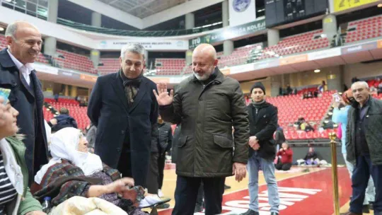 Başkan Çolakbayrakdar, geceyi tesislerde geçiren vatandaşları ziyaret etti