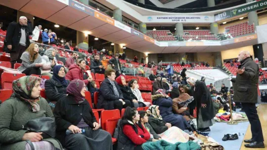 Başkan Çolakbayrakdar, geceyi tesislerde geçiren vatandaşları ziyaret etti