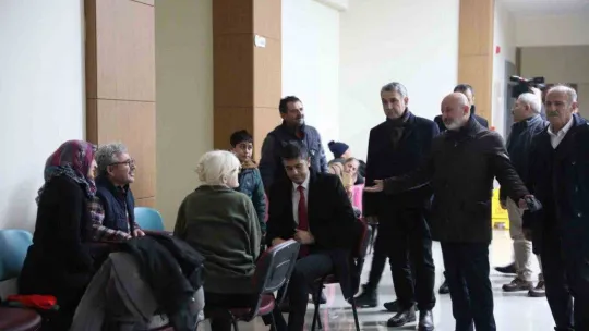 Başkan Çolakbayrakdar, geceyi tesislerde geçiren vatandaşları ziyaret etti