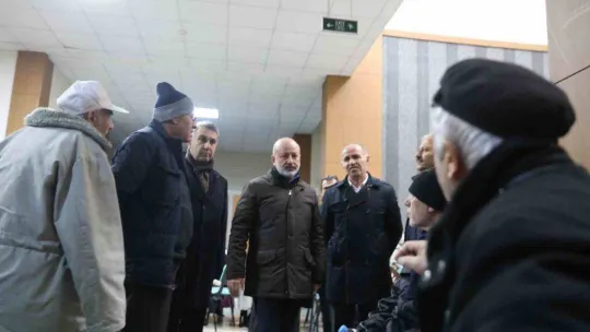 Başkan Çolakbayrakdar, geceyi tesislerde geçiren vatandaşları ziyaret etti