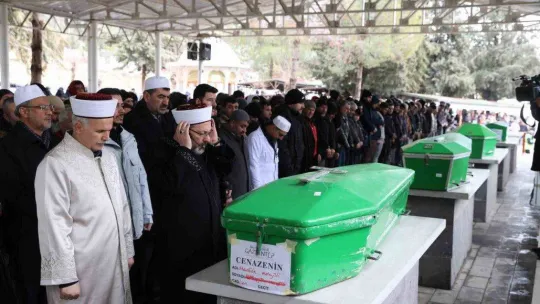 Başkan Erbaş, depremde hayatlarını kaybeden bazı vatandaşların cenaze namazlarını kıldırdı