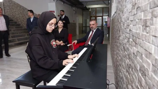 Başkan Ercan gençlerin hayallerini dinliyor